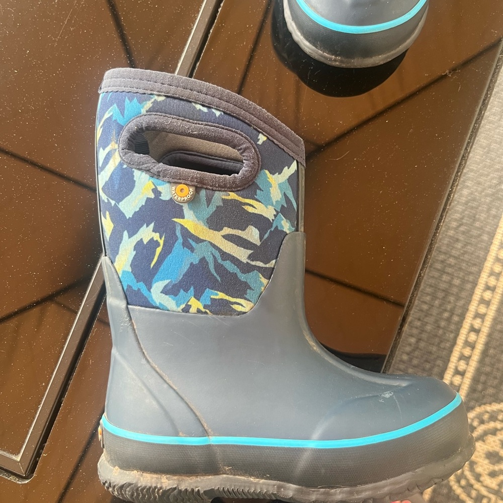 Kids size 9 bogs toddler